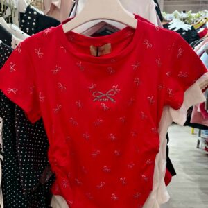 เสื้อแขนสั้นสีแดง ลายโบว์ (IVORY)