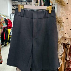 กางเกงขาสั้นผ้าเรียบ สีเทาเข้ม