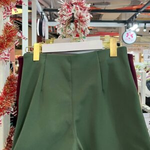 กางเกงขาสั้นผ้าเรียบ สีเขียวเข้ม
