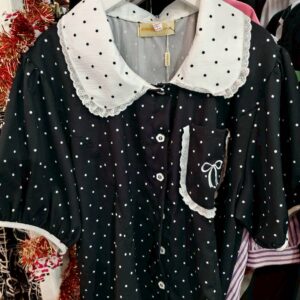 เดรสลายจุดดำ–ขาว คอบัวลูกไม้