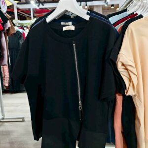 เสื้อแขนสั้นสีดำ ซิปหน้า
