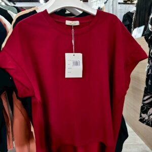 เสื้อแขนสั้นสีแดงเข้ม ทรงเรียบ